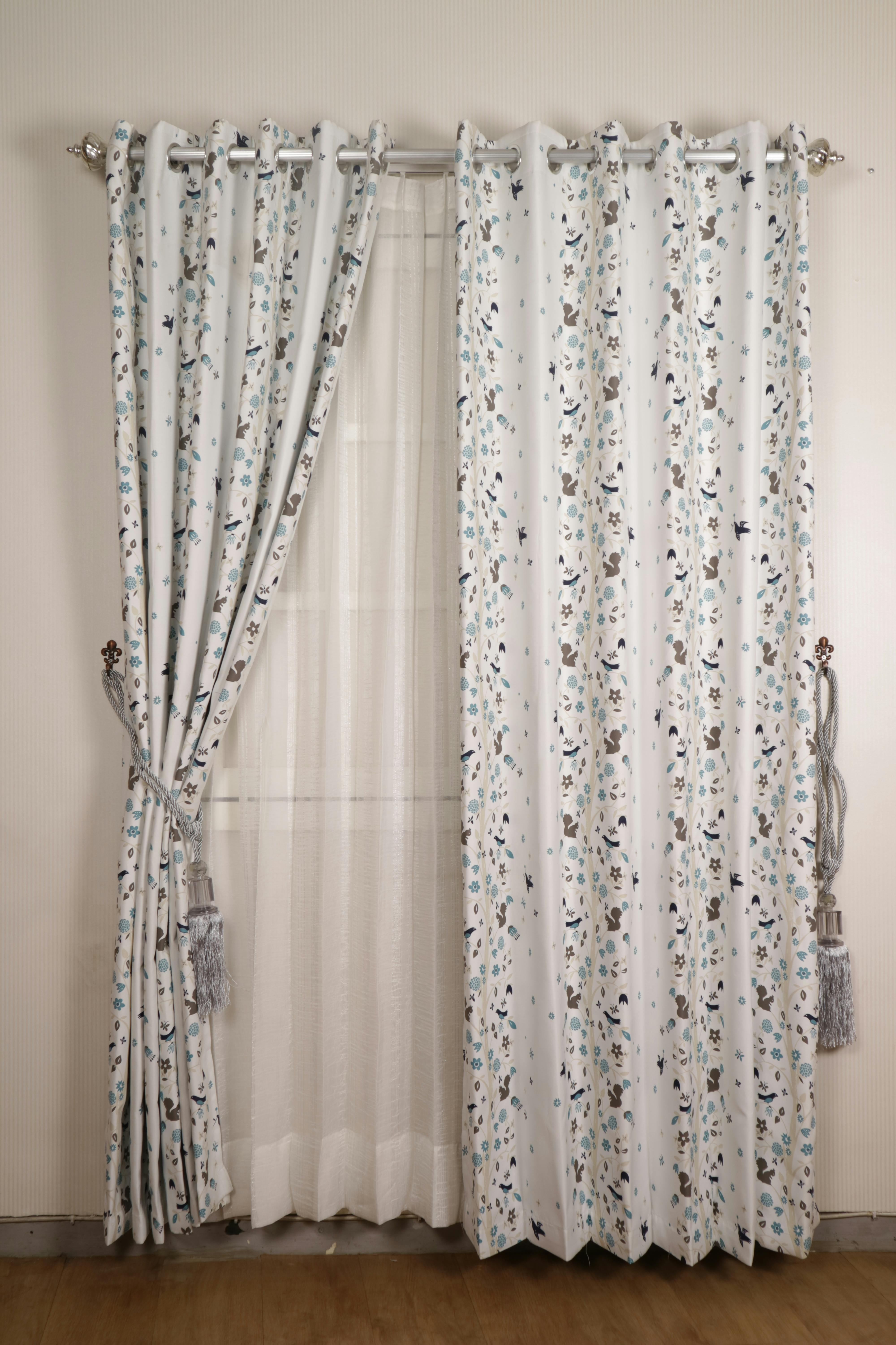 Characterized by metal-ringed openings, grommet tops offer a contemporary look with effortless operation. Their sleek design makes them a popular choice for modern interiors, providing both style and practicality.