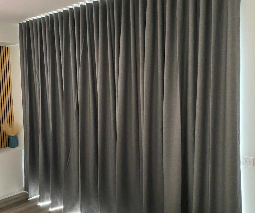 Renowned for their sophisticated, tailored appearance, pinch pleats feature evenly spaced folds that lend a refined elegance to formal living areas, dining rooms, or offices. This classic style pairs beautifully with a range of fabrics and hardware.